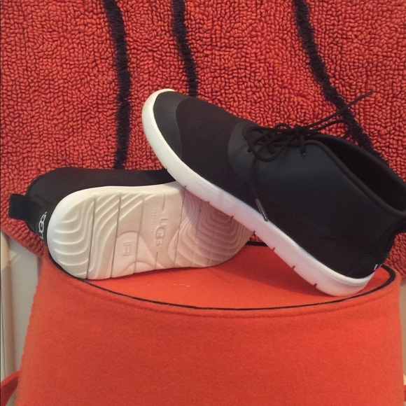 Ugg Black Boots. Mid- Height - Picture 3 of 3